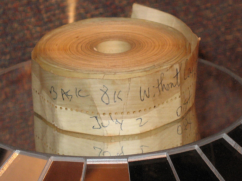 La création de l'ère informatique, l'Altair 8800 où le système stellaire de Star Trek ! 6 800px Altair BASIC Paper Tape
